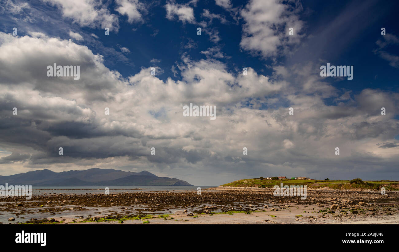 Nuvole temporalesche su Brandon Bay, penisola di Dingle, nella contea di Kerry, Irlanda Foto Stock