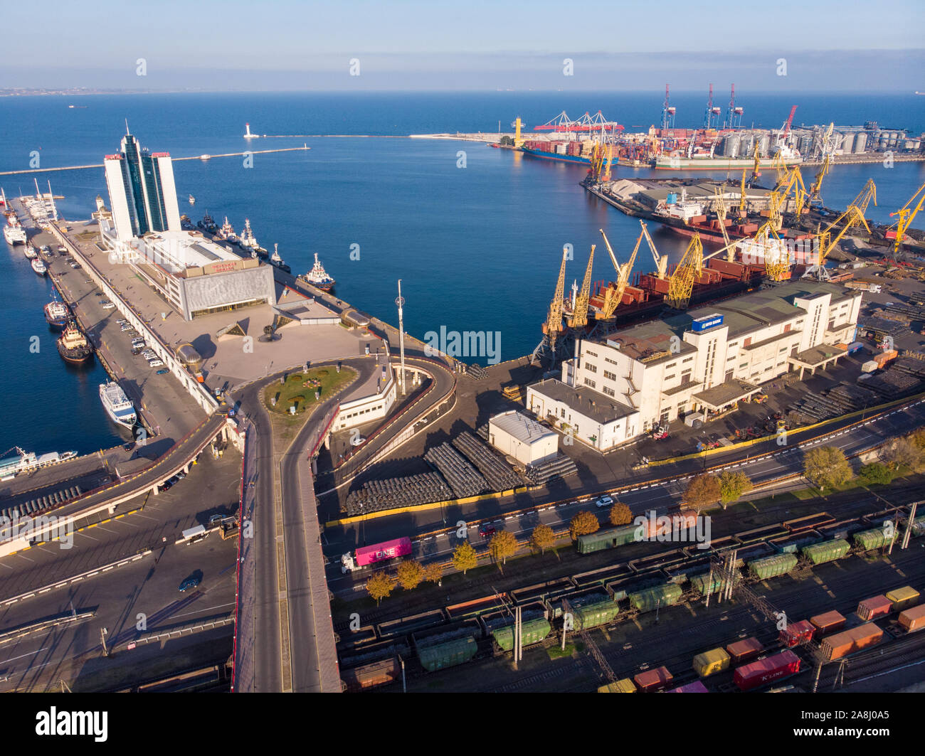 Vista aerea della città di Odessa e porto di mare al giorno d'estate e di sole drone Foto Stock