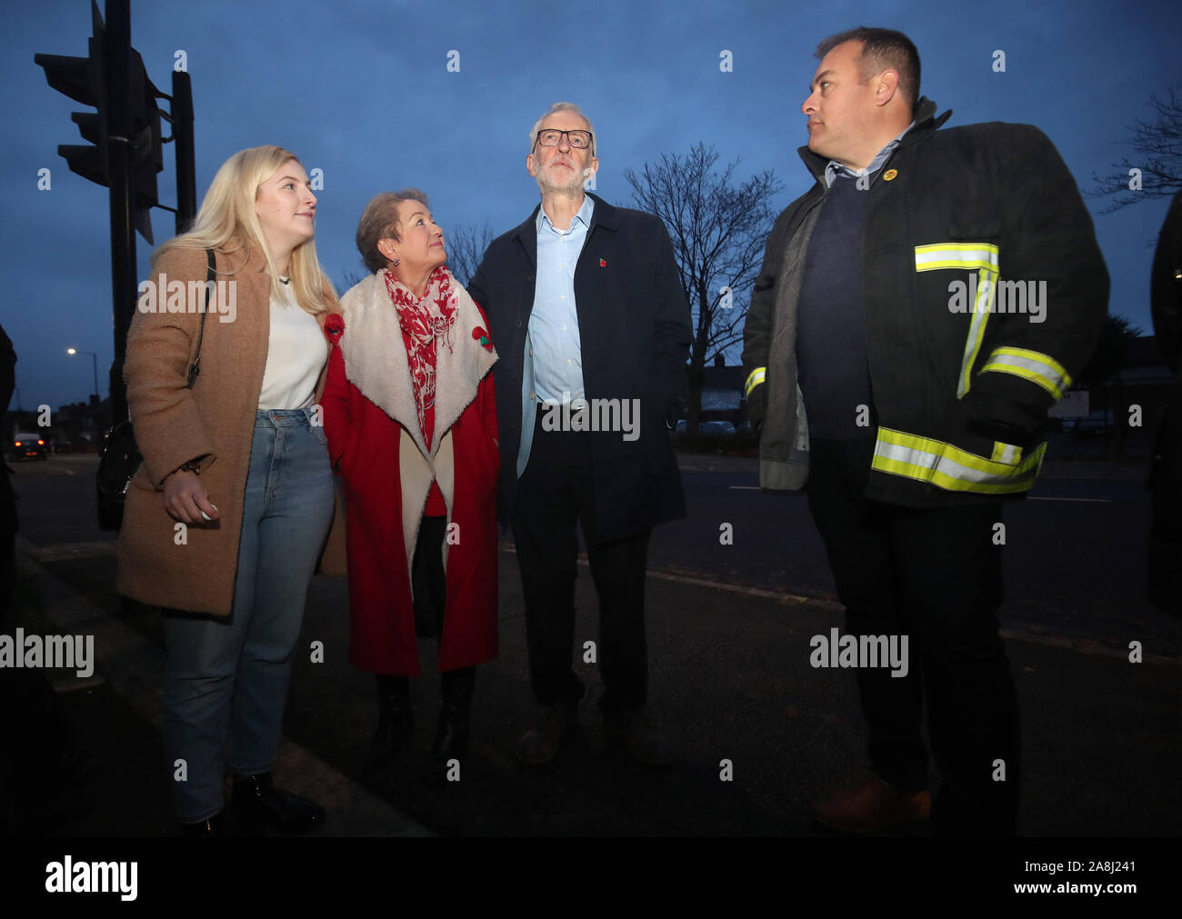 Leader laburista Jeremy Corbyn con Sophie Wilson PPC per Rother Valley (sinistra), Rosie WINTERTON (seconda a sinistra) e Neil Carbutt FBU South Yorkshire Brigade segretario (a destra) durante una visita a Conisborough, South Yorkshire, dove ha incontrato i residenti colpiti da inondazioni. Foto Stock