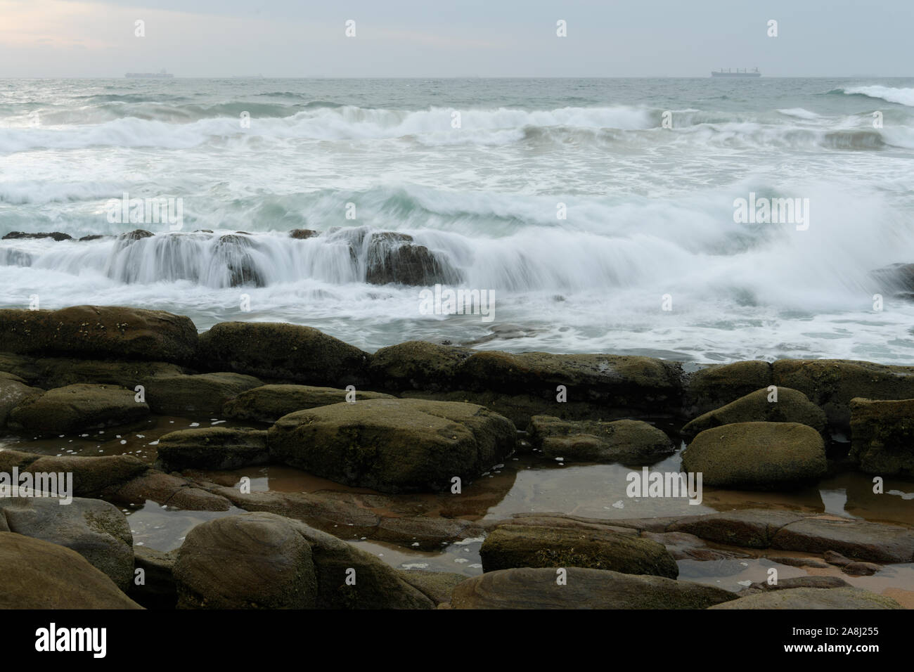 Durban, Sud Africa, motion blur, le onde che si infrangono sulle rocce, marea, Umhlanga Rocks Beach, paesaggio, la bellezza della natura Foto Stock