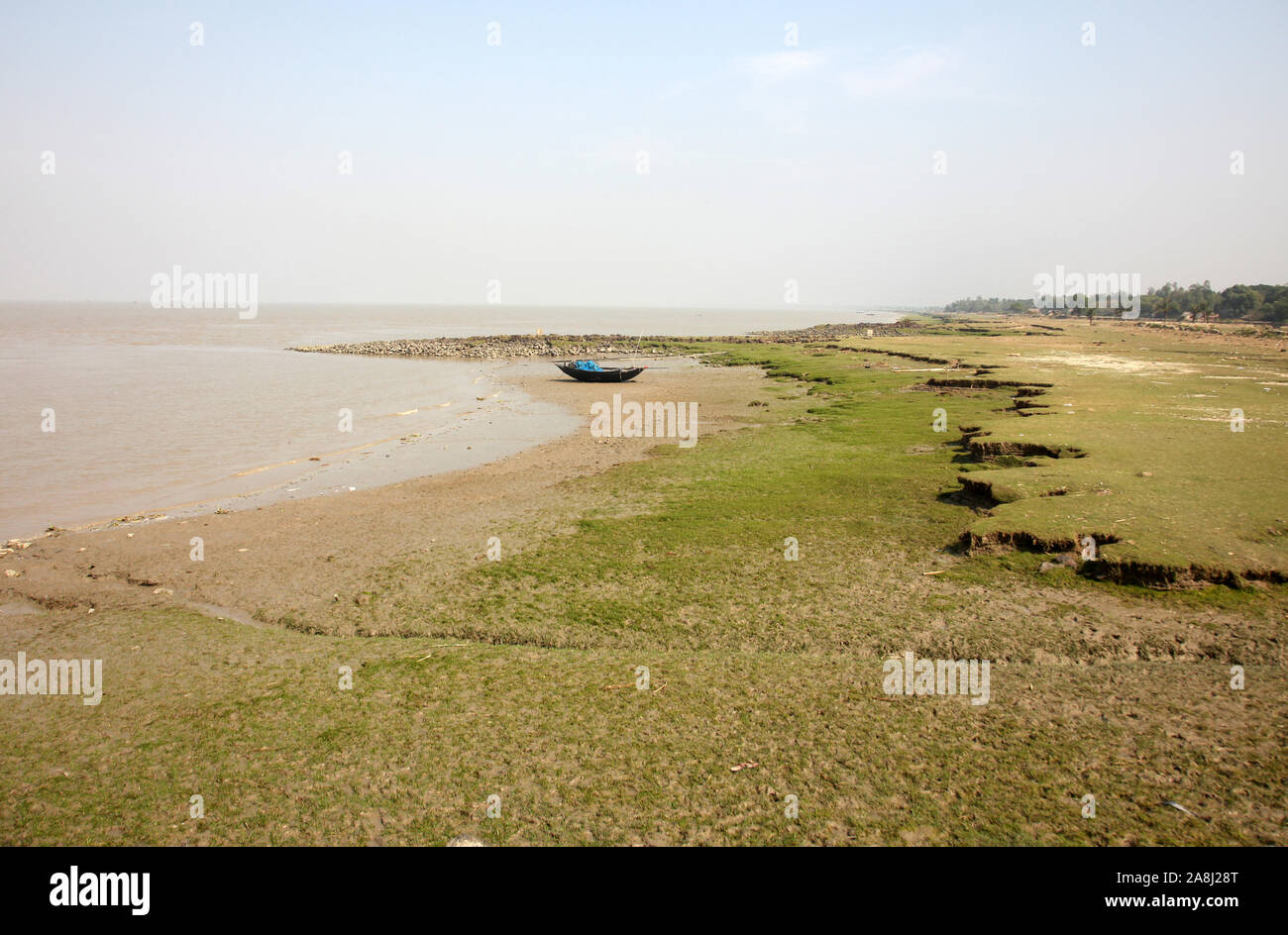 Le barche dei pescatori bloccati nel fango con la bassa marea sulla costa del Golfo del Bengala, India Foto Stock