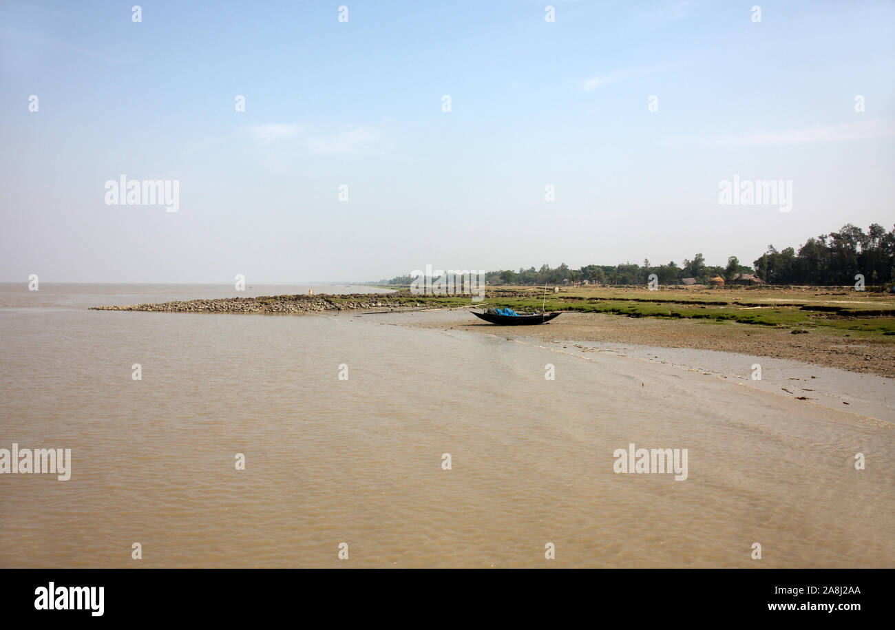 Le barche dei pescatori bloccati nel fango con la bassa marea sulla costa del Golfo del Bengala, India Foto Stock