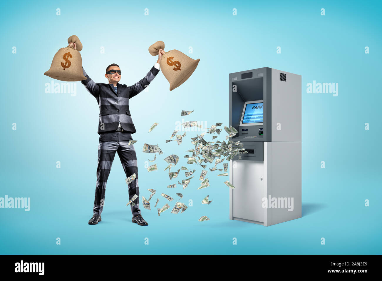 Felice ladro maschio azienda sacchi di denaro con dollari cadere al di fuori della macchina ATM su sfondo blu Foto Stock