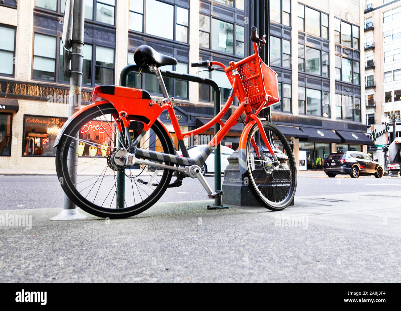 Biciclette condivise e condiviso gli scooter elettrici sono in uso comune nel centro di Portland, Oregon Foto Stock