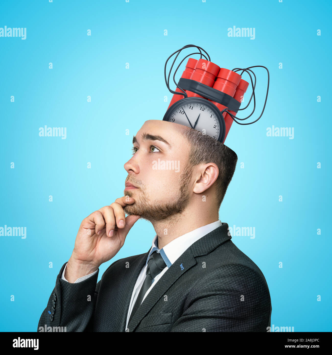 Pensando imprenditore con big red dynamite bomba dentro la sua testa su sfondo blu Foto Stock