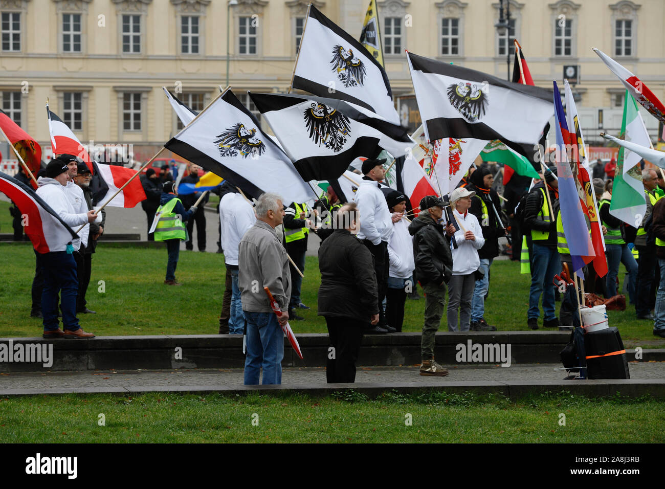 Berlin, Berlin / Germania, Novembre 9 / 2019. I membri del Reich movimento di cittadini organizzare un ascensore al Lustgarten nella città di Berlino. Foto Stock