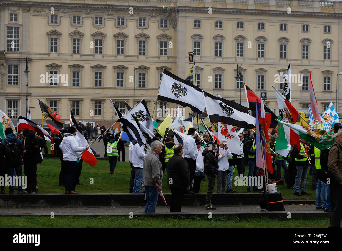 Berlin, Berlin / Germania, Novembre 9 / 2019. I membri del Reich movimento di cittadini organizzare un ascensore al Lustgarten nella città di Berlino. Foto Stock