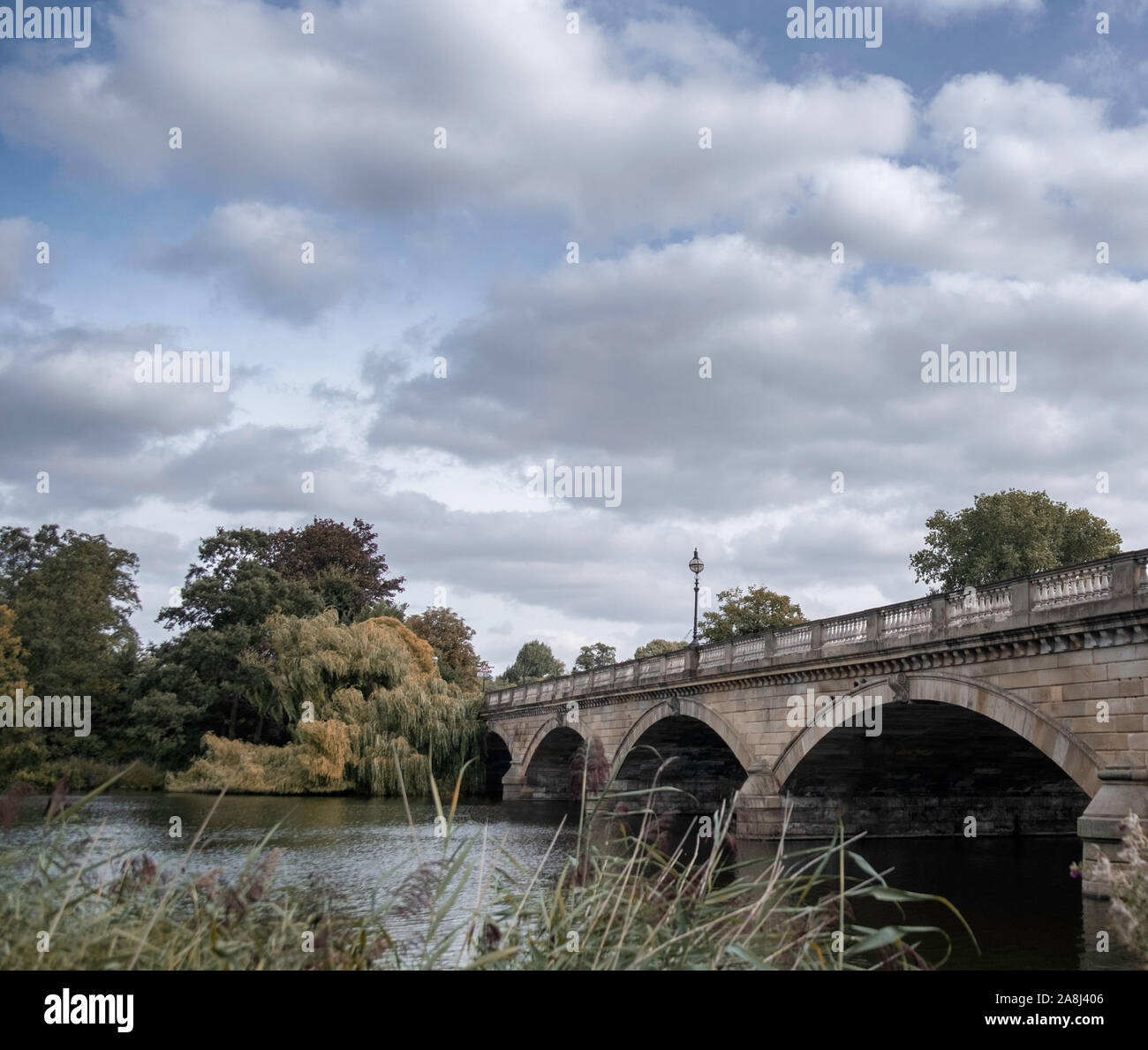 Il ponte a serpentina in Kensington Gardens, Londra, Regno Unito. Foto Stock