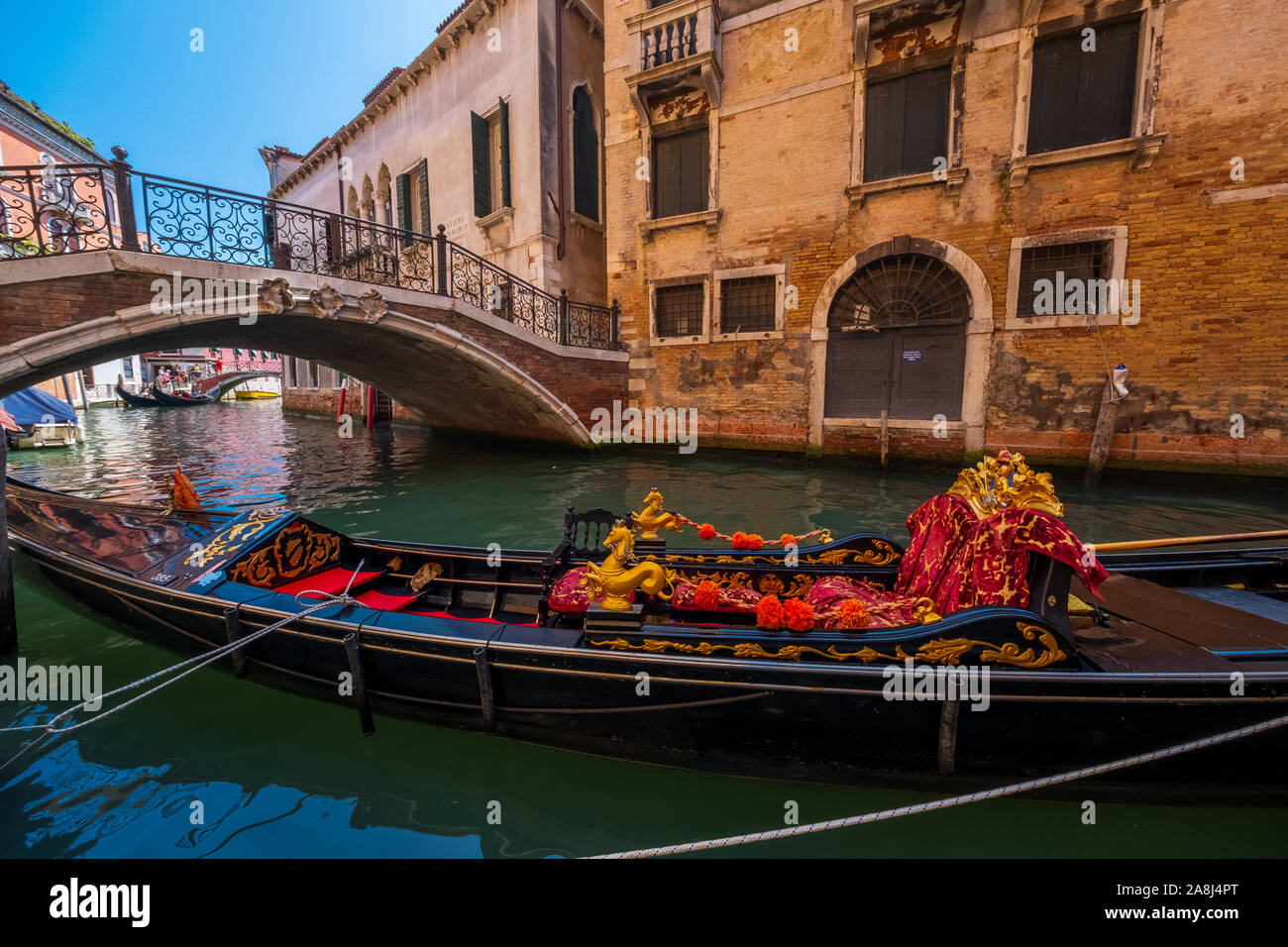 Vuoto in gondola a Venezia Canal a sunny giorno di estate Foto Stock
