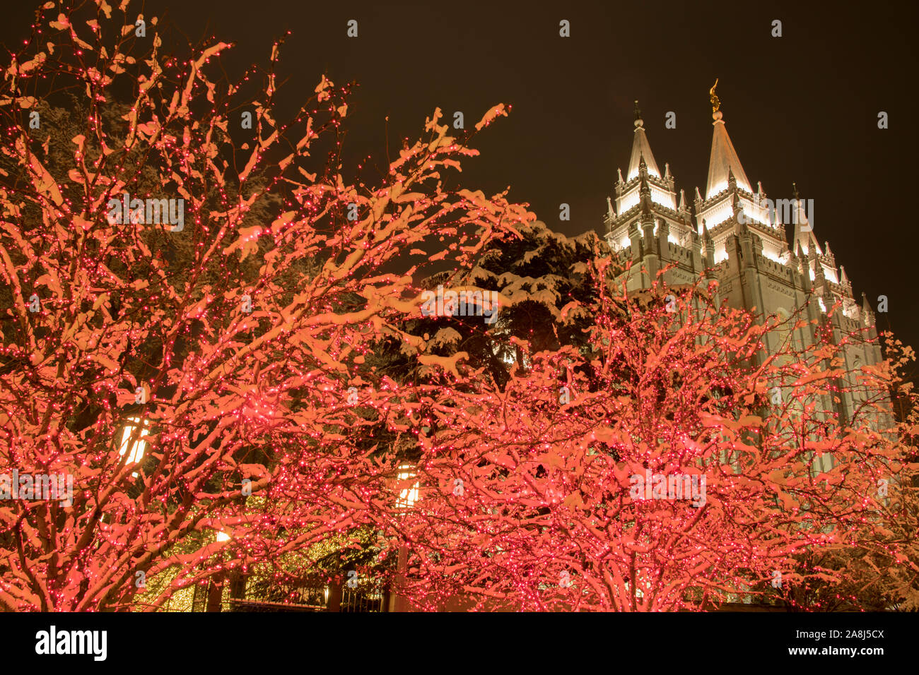 Natale descorations nella neve, LDS (Mormone Tempio), Temple Square, Salt Lake City, Utah Foto Stock