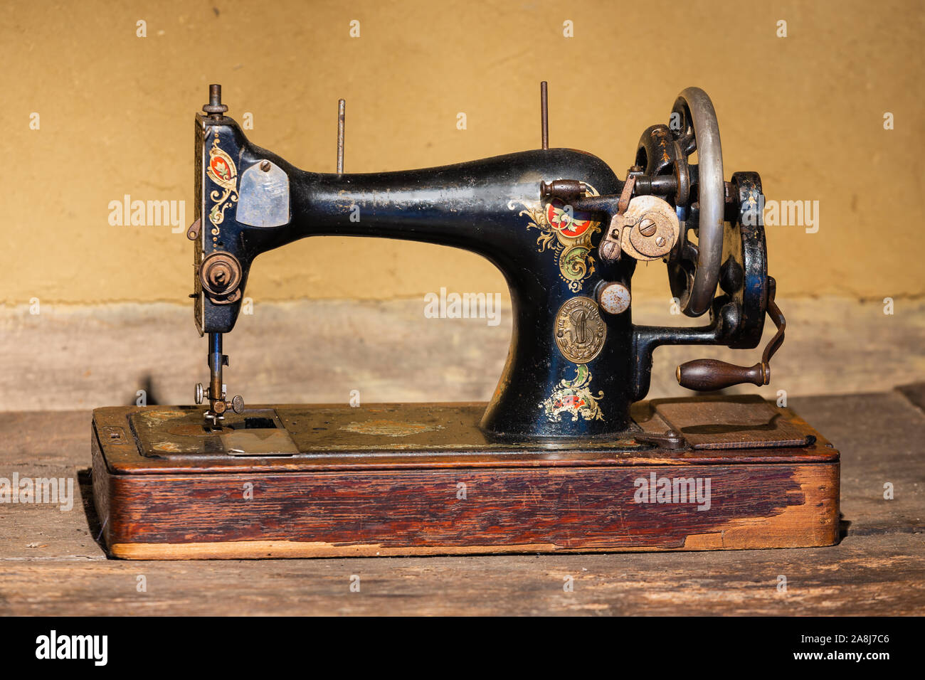 Olandese museo agricolo con il vecchio Singer macchina da cucire Foto Stock