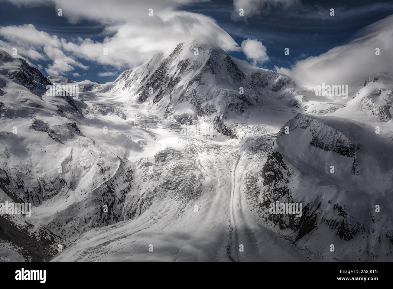 Gorner ghiacciaio in Alpi Pennine, Svizzera. Gornergrat, vicino al Cervino anche chiamato il Cervino. Profondo cielo blu e nuvole. Foto Stock