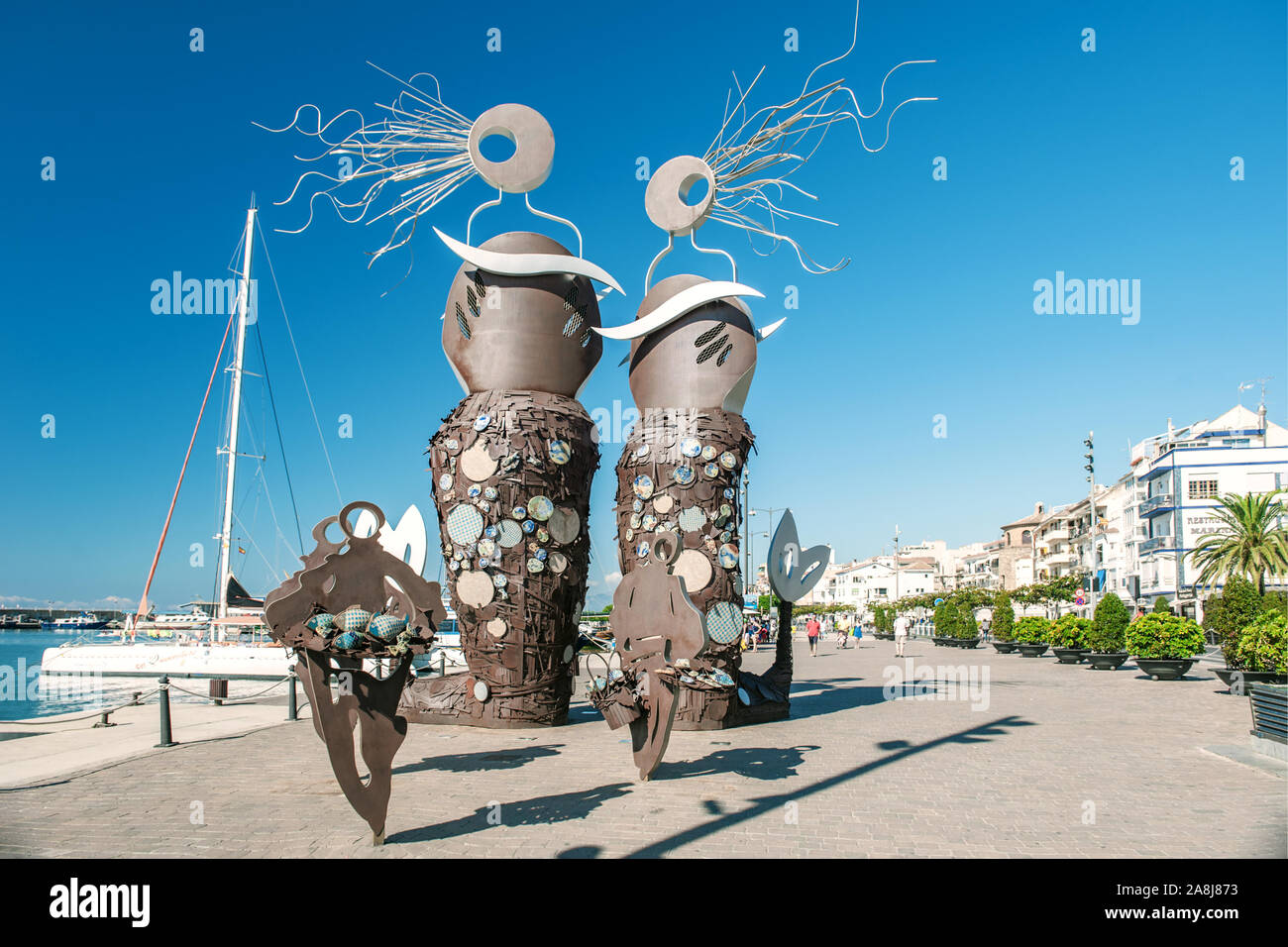 Cambrils, Spagna 11 08 2013: il monumento ai caduti i marinai si trova sulla spiaggia, nel porto di Cambrils. Monumento alle Vittime del 1911, SA Foto Stock