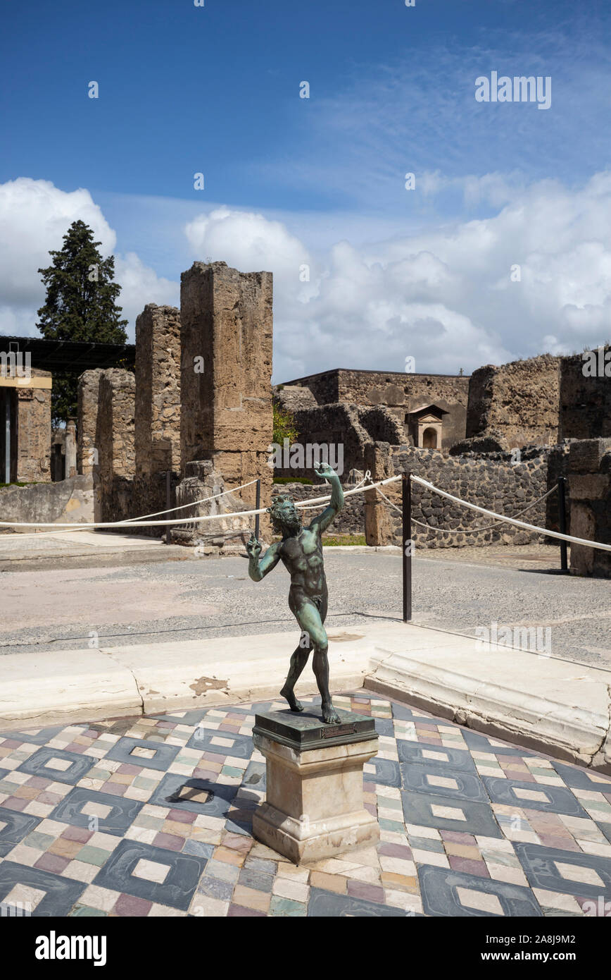 Pompei. L'Italia. Sito archeologico di Pompei. Casa del Fauno / Casa del Fauno, la statuetta in bronzo di un Fauno danzante, dopo che la casa è na Foto Stock