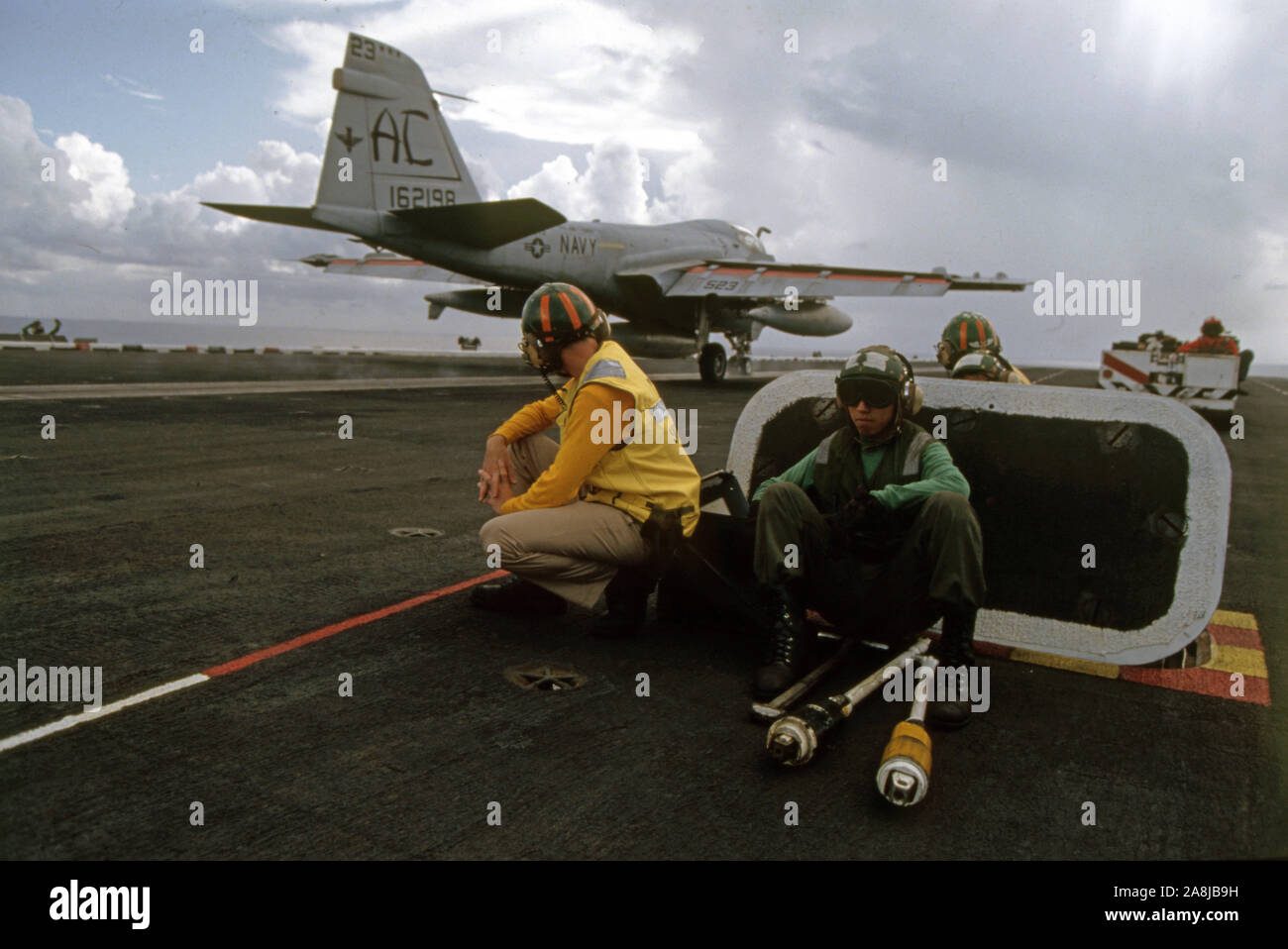 Us Navy / United States Navy Flugzeugträger Kitty-Hawk-Klasse / Aircraft Carrier Kitty-Hawk-Class - Uss John F. Kennedy Cv-67 - Flight Deck - Grumman A-6e Intruder Take Off / Launch Foto Stock