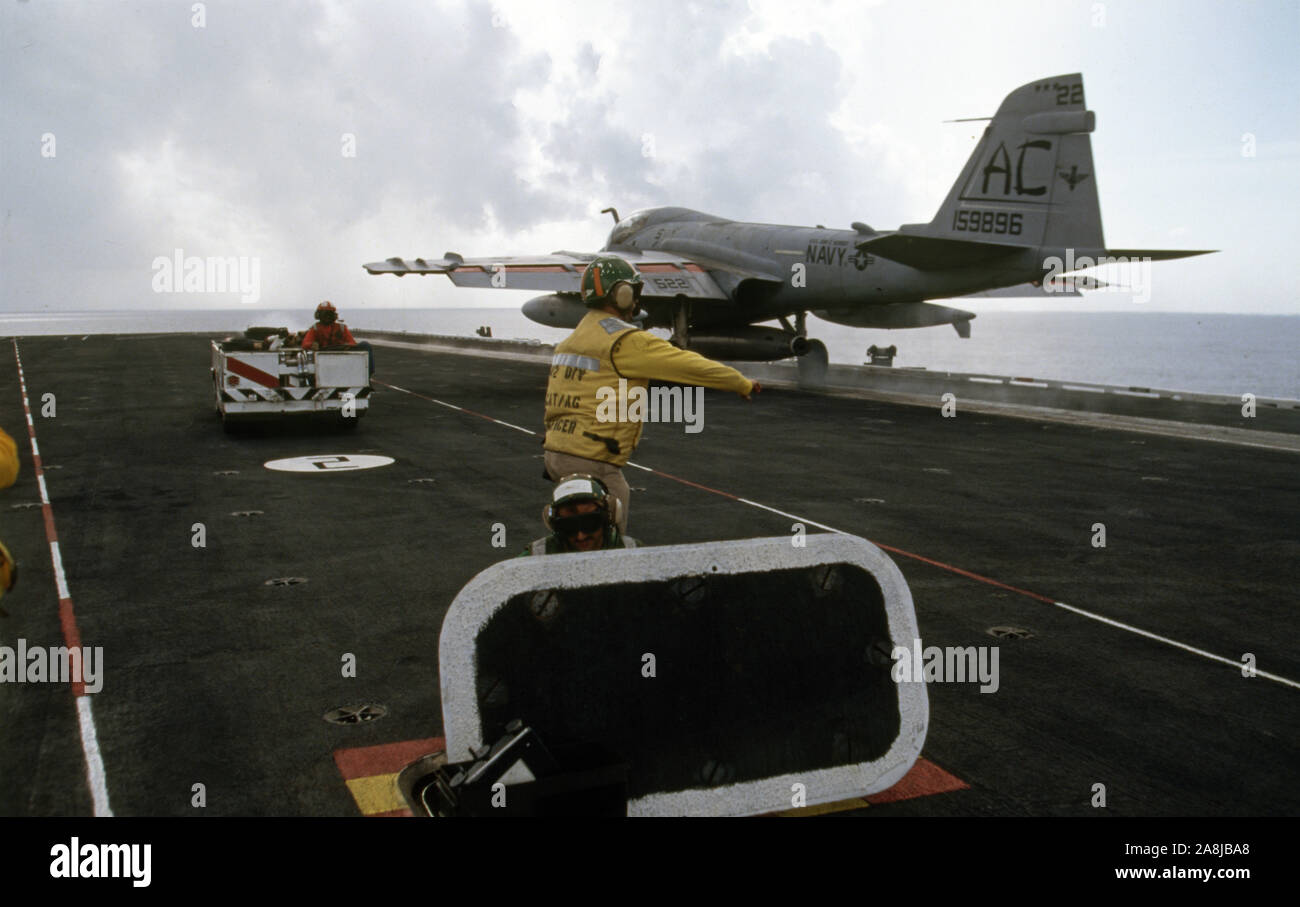 Us Navy / United States Navy Flugzeugträger Kitty-Hawk-Klasse / Aircraft Carrier Kitty-Hawk-Class - Uss John F. Kennedy Cv-67 - Flight Deck - Grumman A-6e Intruder Take Off / Launch Foto Stock