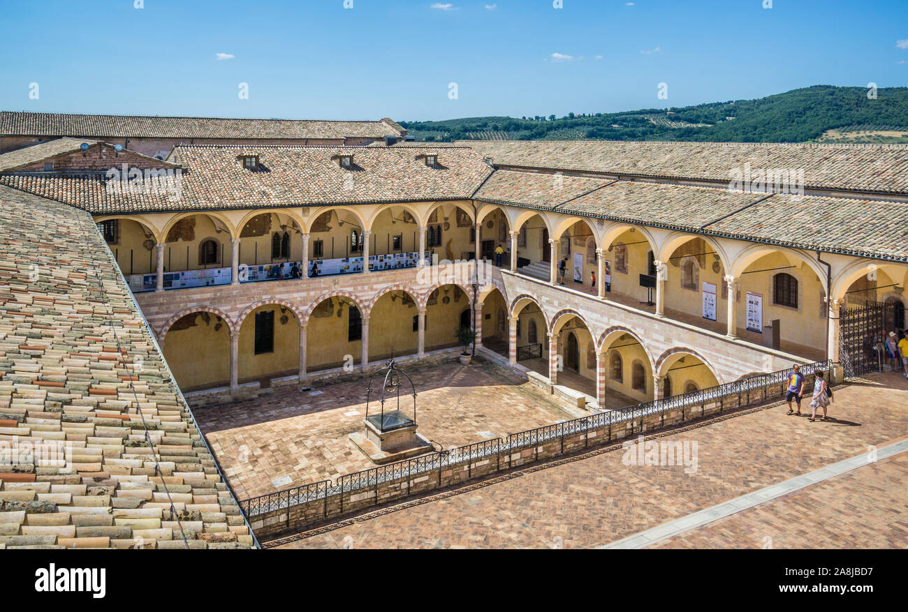 Il cortile del convento presso la Basilica di San Francesco di Assisi, Umbria, Italia Foto Stock