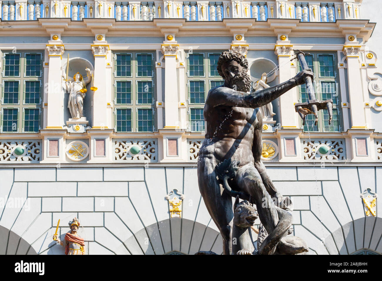 Fontana di Nettuno con Arthur corte in background in Gdansk, Polonia Foto Stock