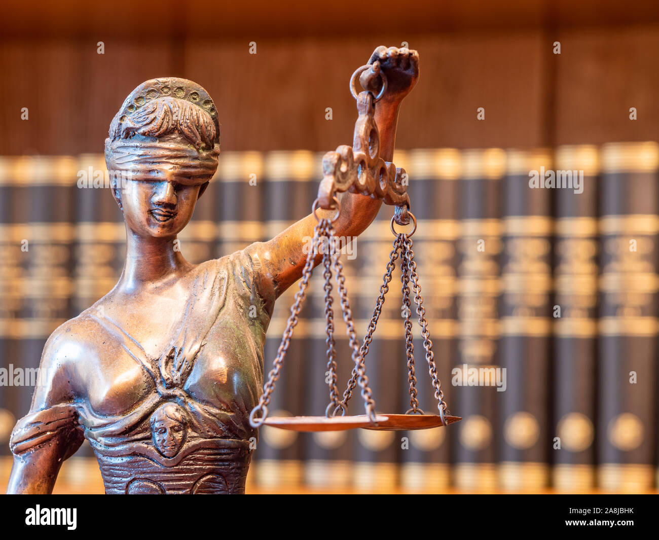 Justitia figura giustizia statua in studio di avvocati Foto Stock