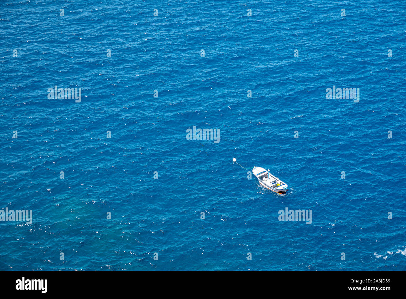 Barca da pesca è vista dal di sopra in uno splendido mare blu Foto Stock