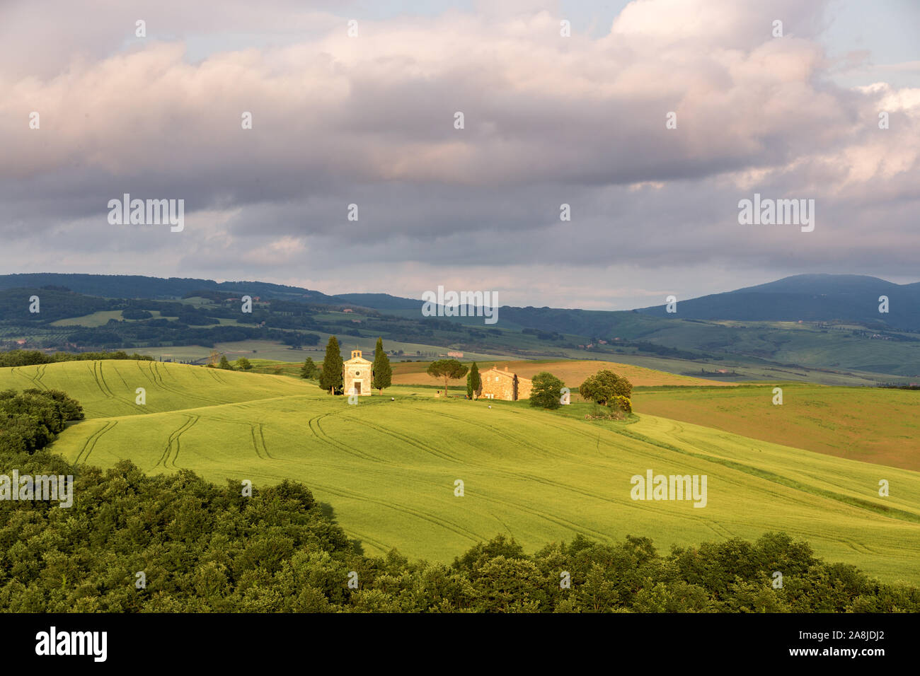 Paesaggi al tramonto in cappella Vitaleta con prati verdi e dolci colline in Toscana Foto Stock