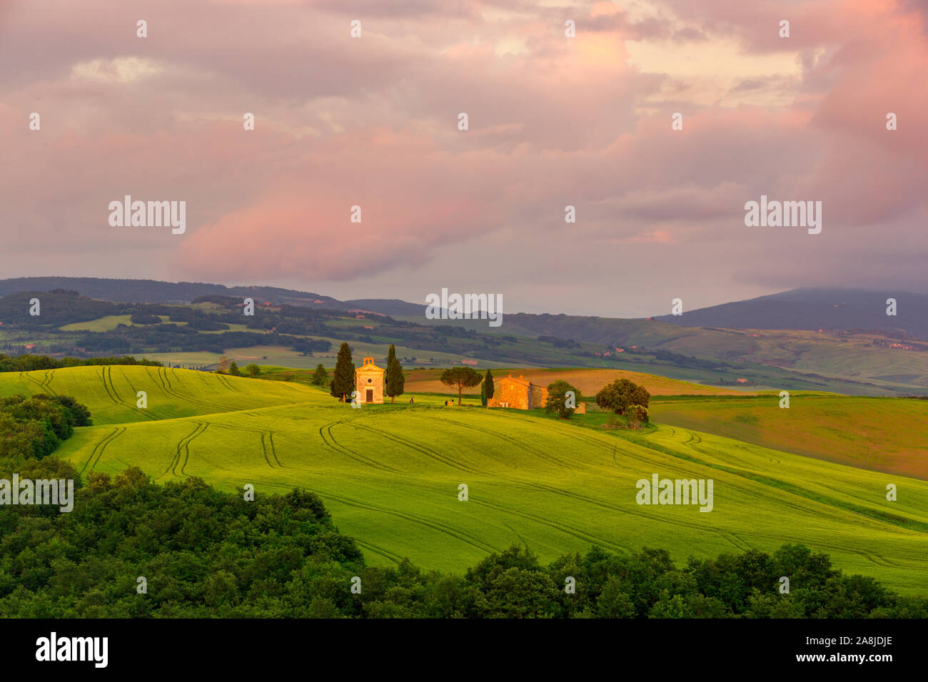 Paesaggi al tramonto in cappella Vitaleta con prati verdi e dolci colline in Toscana Foto Stock