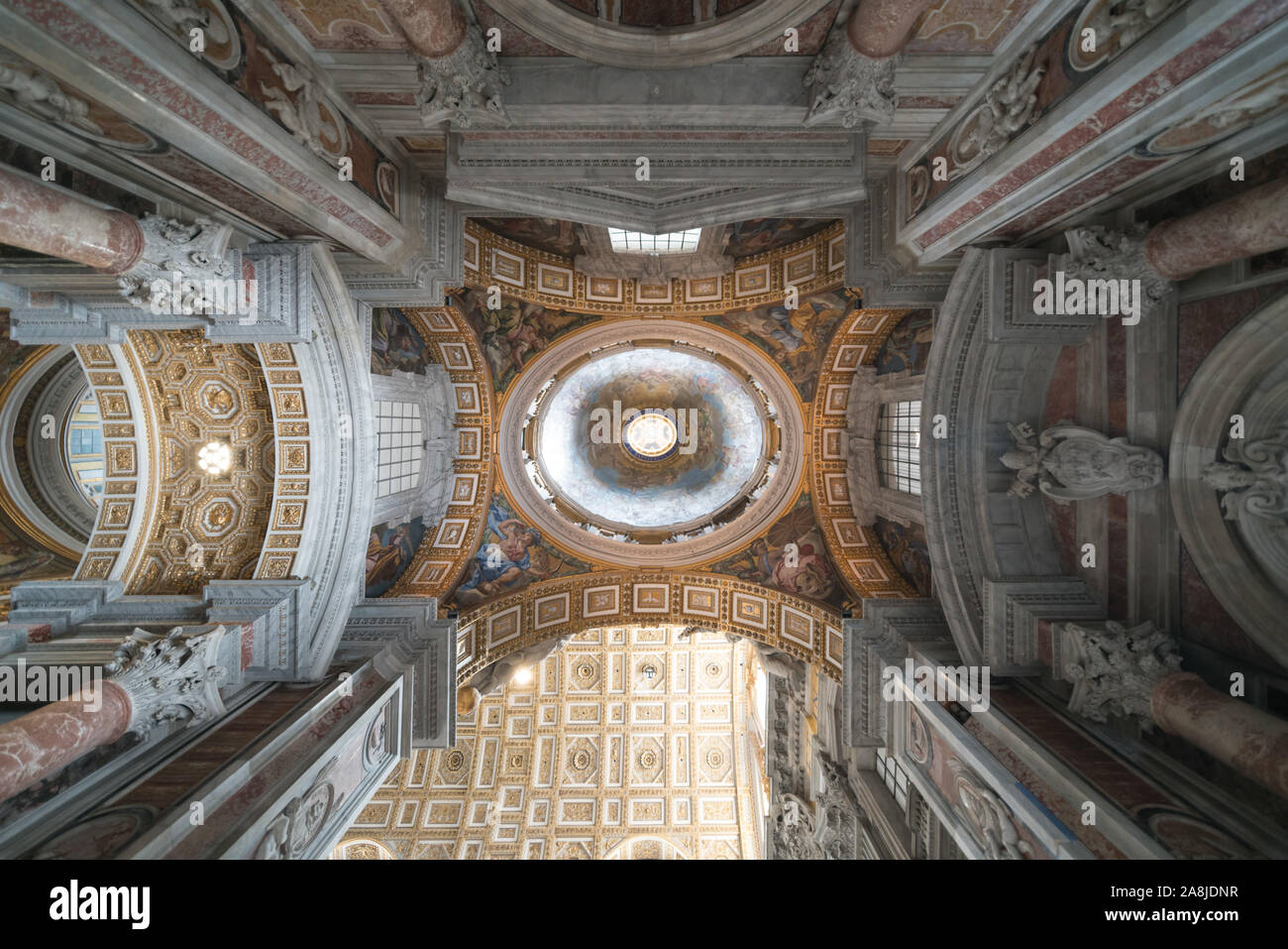 Il bellissimo soffitto e incisione di architettura all'interno della Basilica di San Pietro e Città del Vaticano Foto Stock
