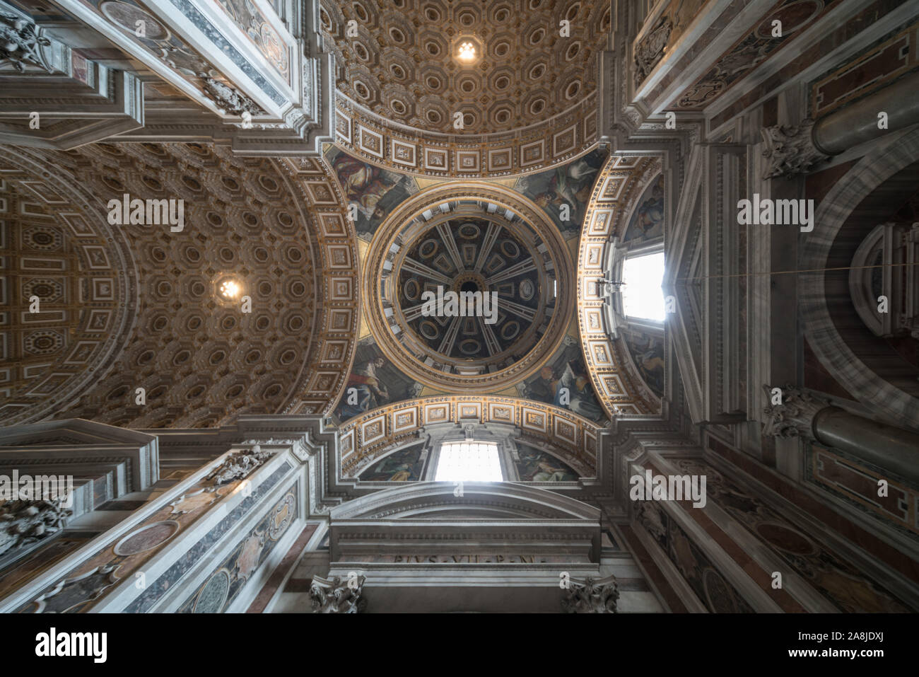 Il bellissimo soffitto e incisione di architettura all'interno della Basilica di San Pietro e Città del Vaticano Foto Stock