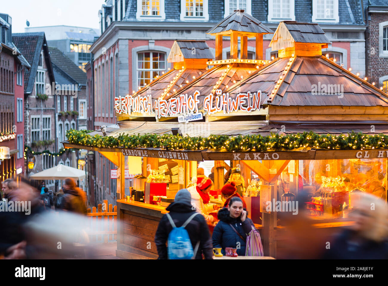 AACHEN - 14 dicembre: Hexenhof mercatino di Natale in stallo per cibo e bevande in Aachen con persone di passaggio sul dicembre 14, 2017 Foto Stock