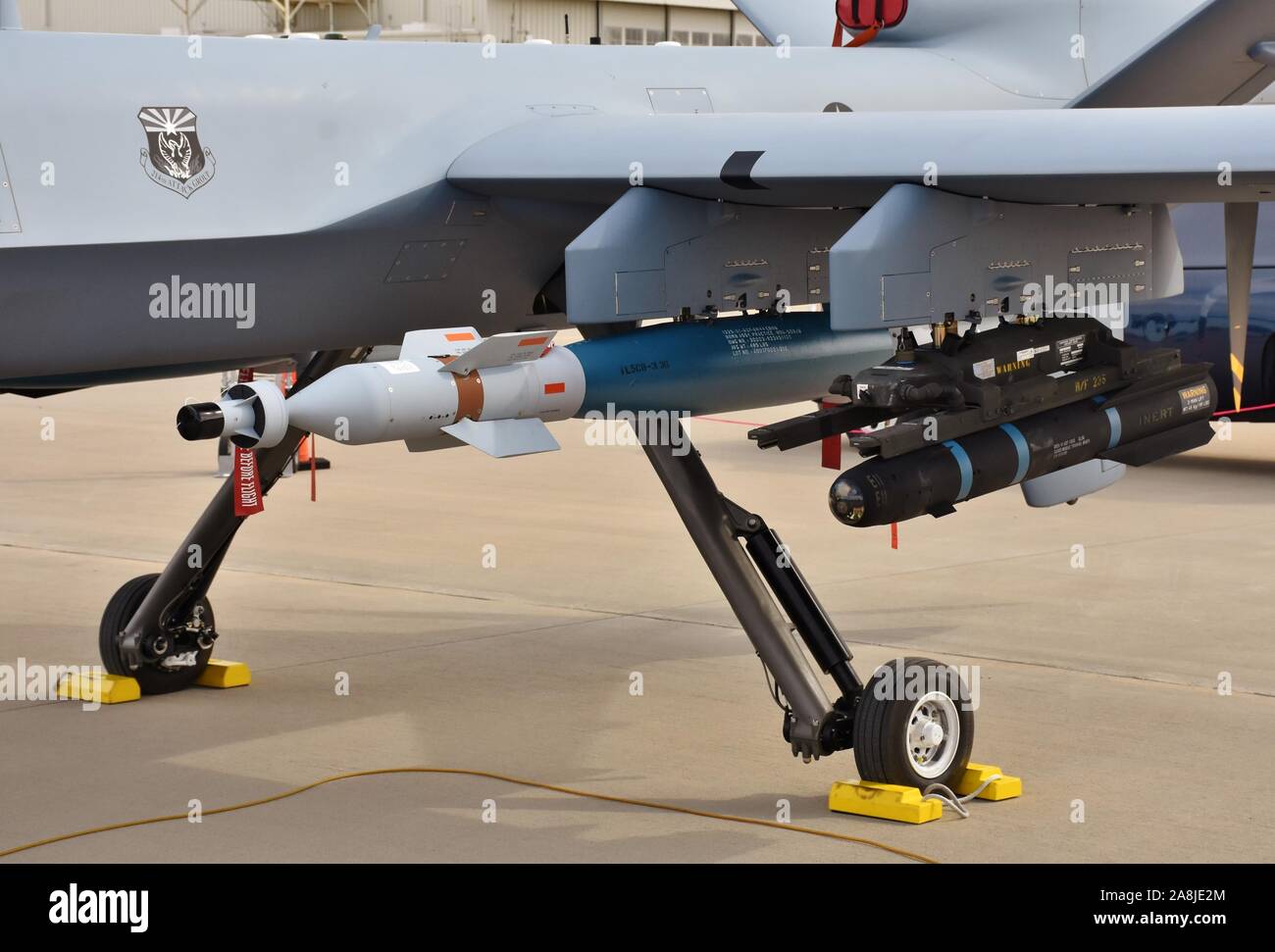 Tucson, AZ, Stati Uniti d'America - 23 Marzo 2019: Un AGM-114 Hellfire missile e un GBU-12 Laser guidato bomba, montato su un MQ-9 Reaper drone. Foto Stock