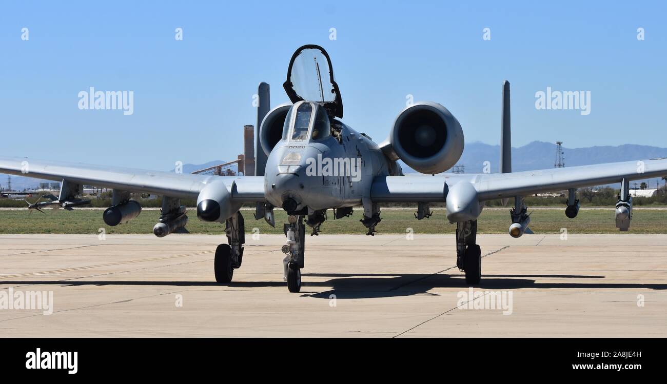 Tucson, AZ, Stati Uniti d'America - 23 Marzo 2019: una Forza Aerea A-10 Warthog/Thunderbolt II parcheggiato su una pista di atterraggio. Foto Stock