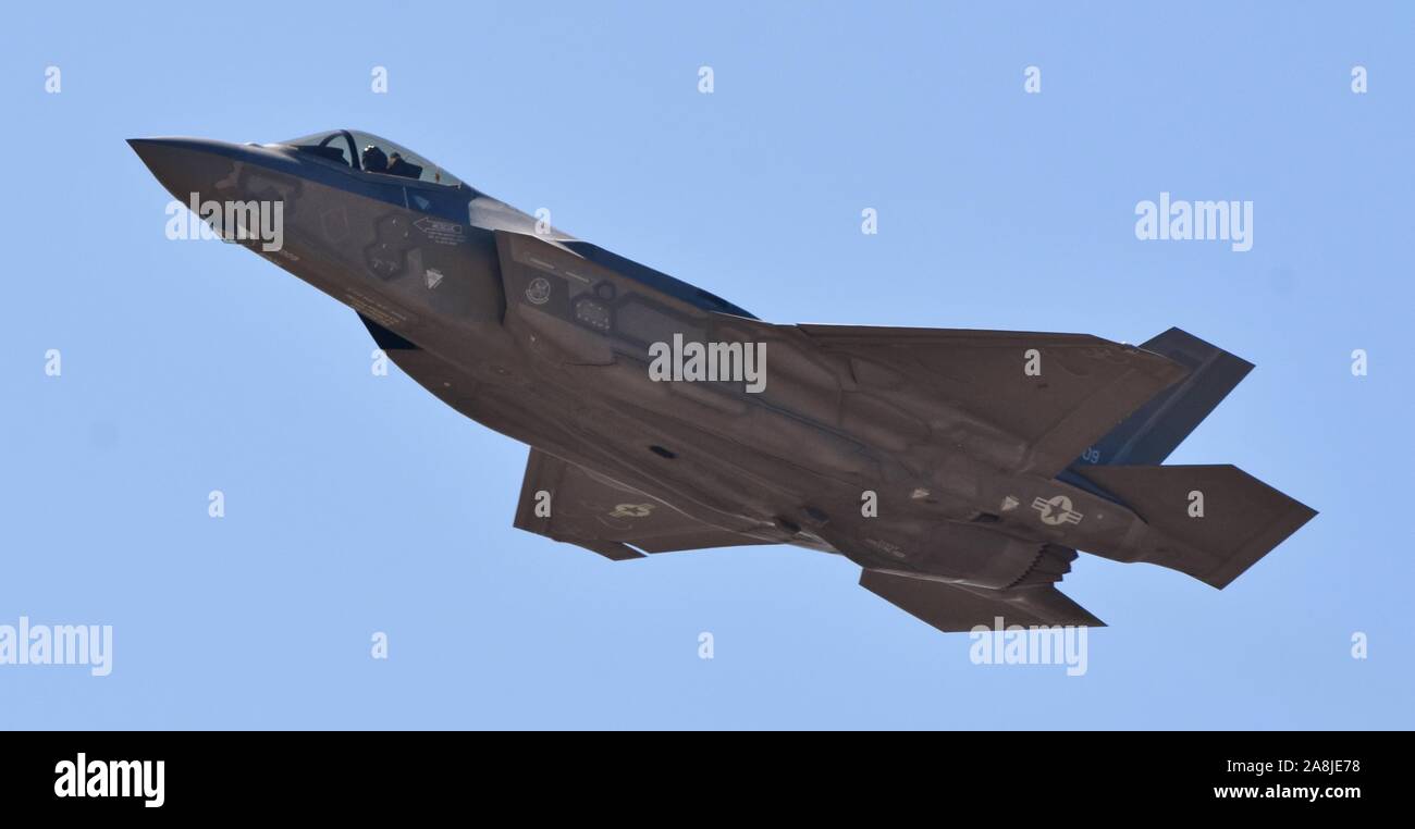 Tucson, AZ, Stati Uniti d'America - 23 Marzo 2019: U.S. Air Force F-35 Joint Strike Fighter (Lightning II) jet battenti a Davis Monthan Air Force Base. Foto Stock