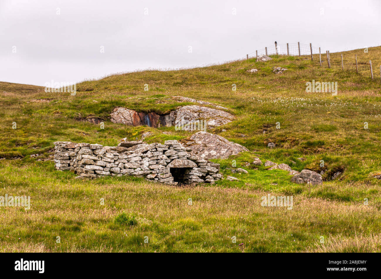 Una vecchia pietra in disuso otter trap in Shetland. Foto Stock
