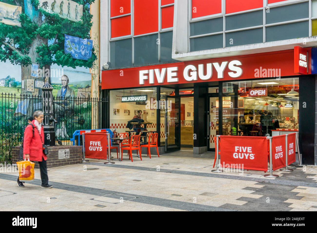 Cinque ragazzi burger ristorante e da asporto a Bromley Market Square, Londra del sud. Foto Stock