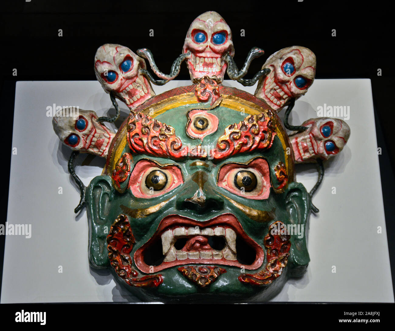 Vetri policromi Maschera in ceramica. Ordos arte mongola Foto Stock