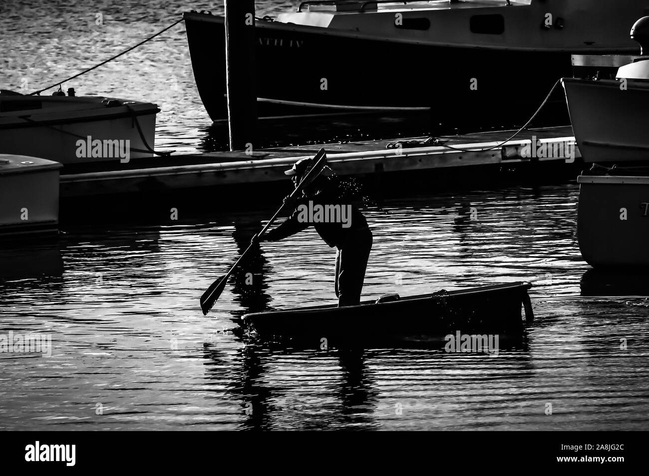Dopo il suo ormeggio Barca aragosta questo uomo, stabilisce per la pala a terra. Sembra che egli può avere un po' di fastidio, ma ha reso sicuro e asciutto. Foto Stock Dopo il suo ormeggio Barca aragosta questo uomo, stabilisce per la pala a terra. Sembra che egli può avere un po' di fastidio, ma ha reso sicuro e asciutto. Foto Stock
