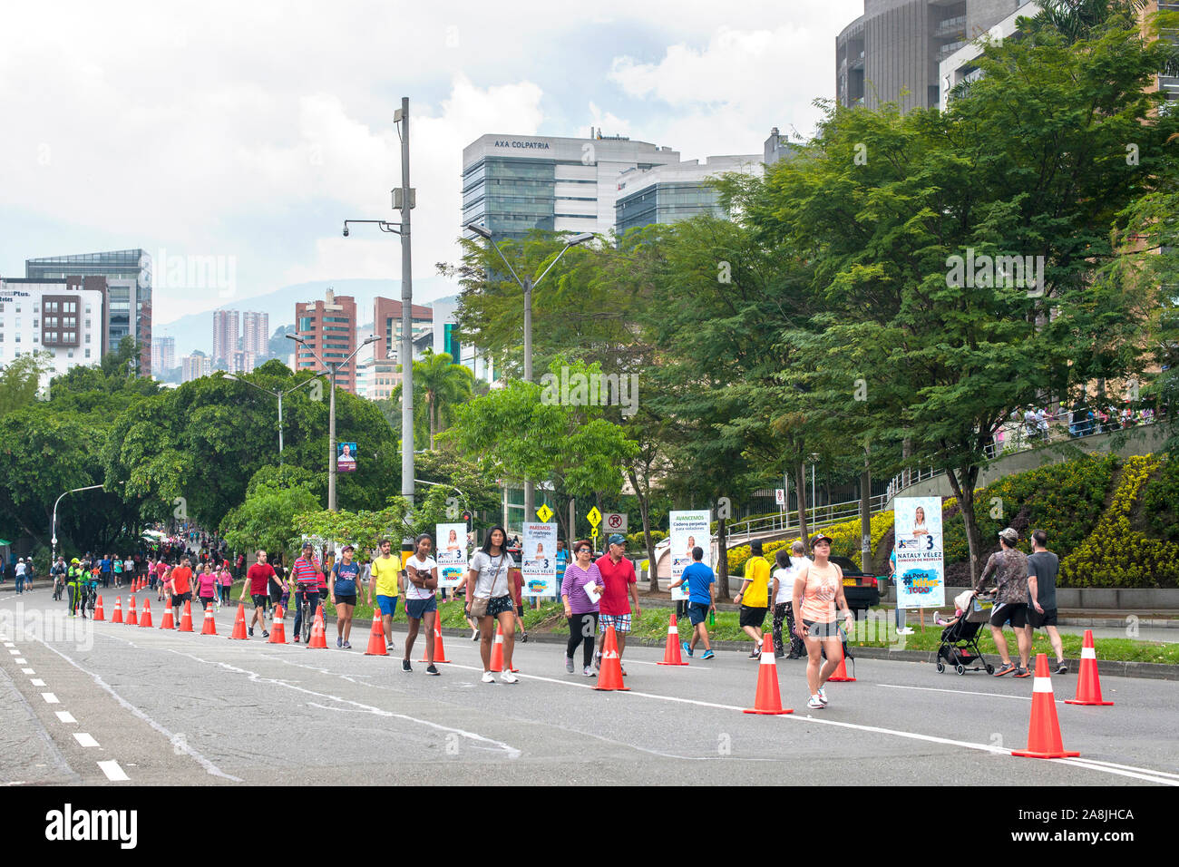 Poblado avenue a Medellin su una Domenica mattina quando è chiuso al traffico veicolare in modo tale che le persone possano camminare e girare liberamente. Foto Stock