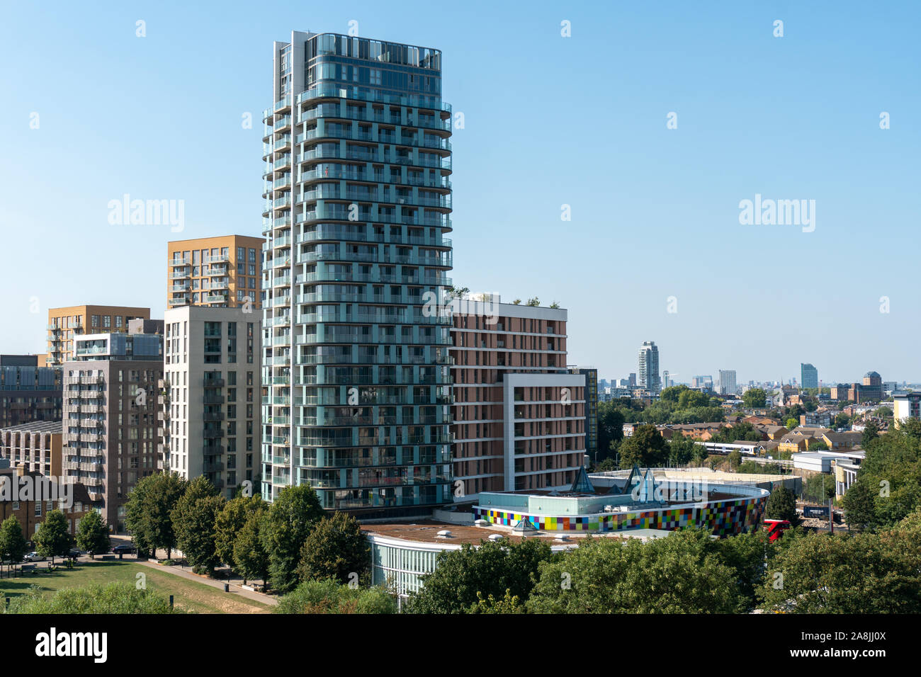 Skyline di Londra da Lewisham Shopping Center che mostra il Rinascimento complesso di appartamenti in primo piano Foto Stock