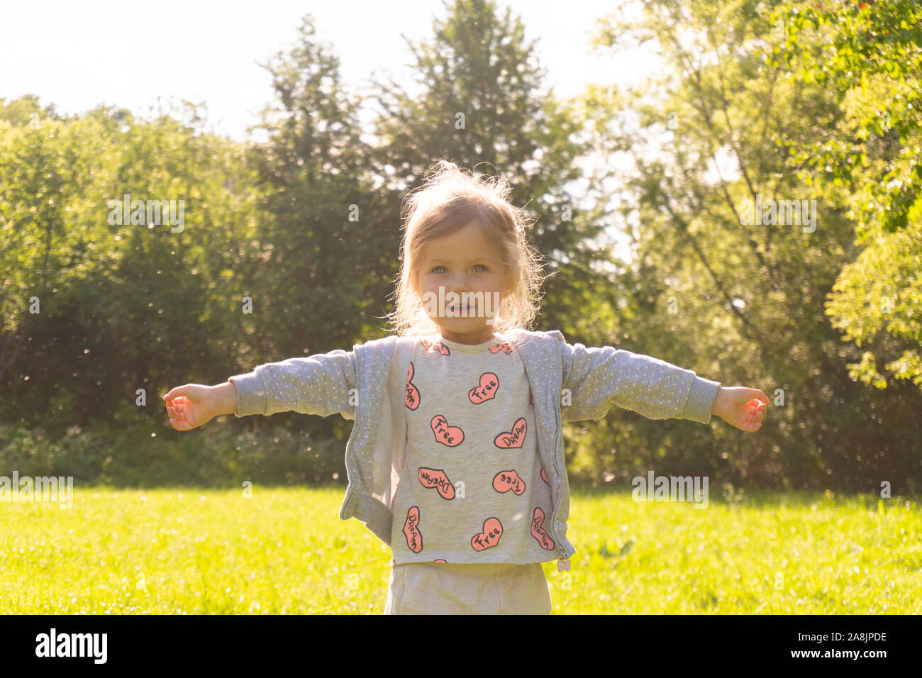Capretto piccolo ragazza godetevi l'estate giornata di sole nel parco Foto Stock