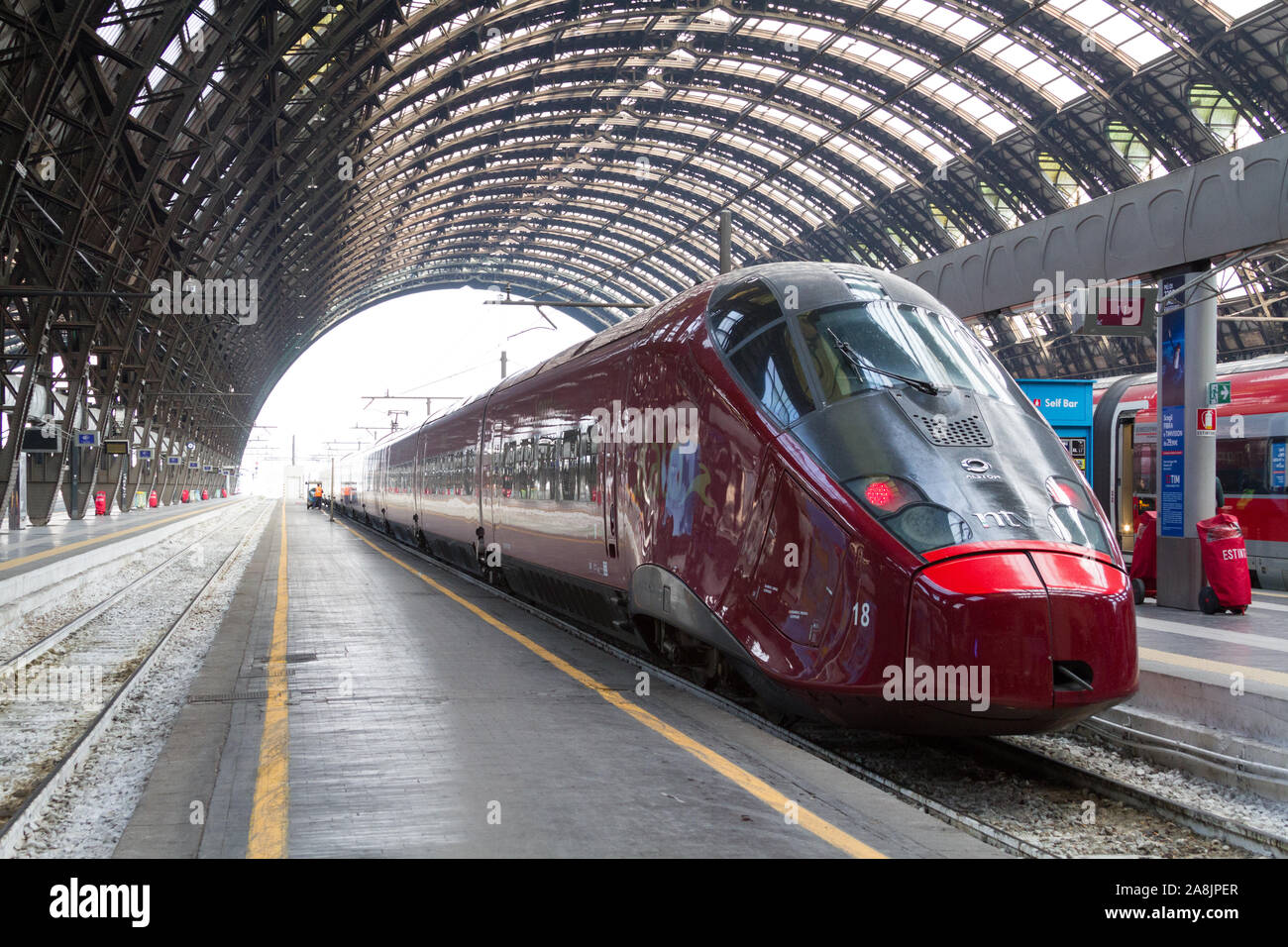 "Frecciarossa', una alta velocità ferroviaria italiana, in bilico presso la Stazione Centrale di Milano, un importante nodo ferroviario del Nord Italia. Foto Stock