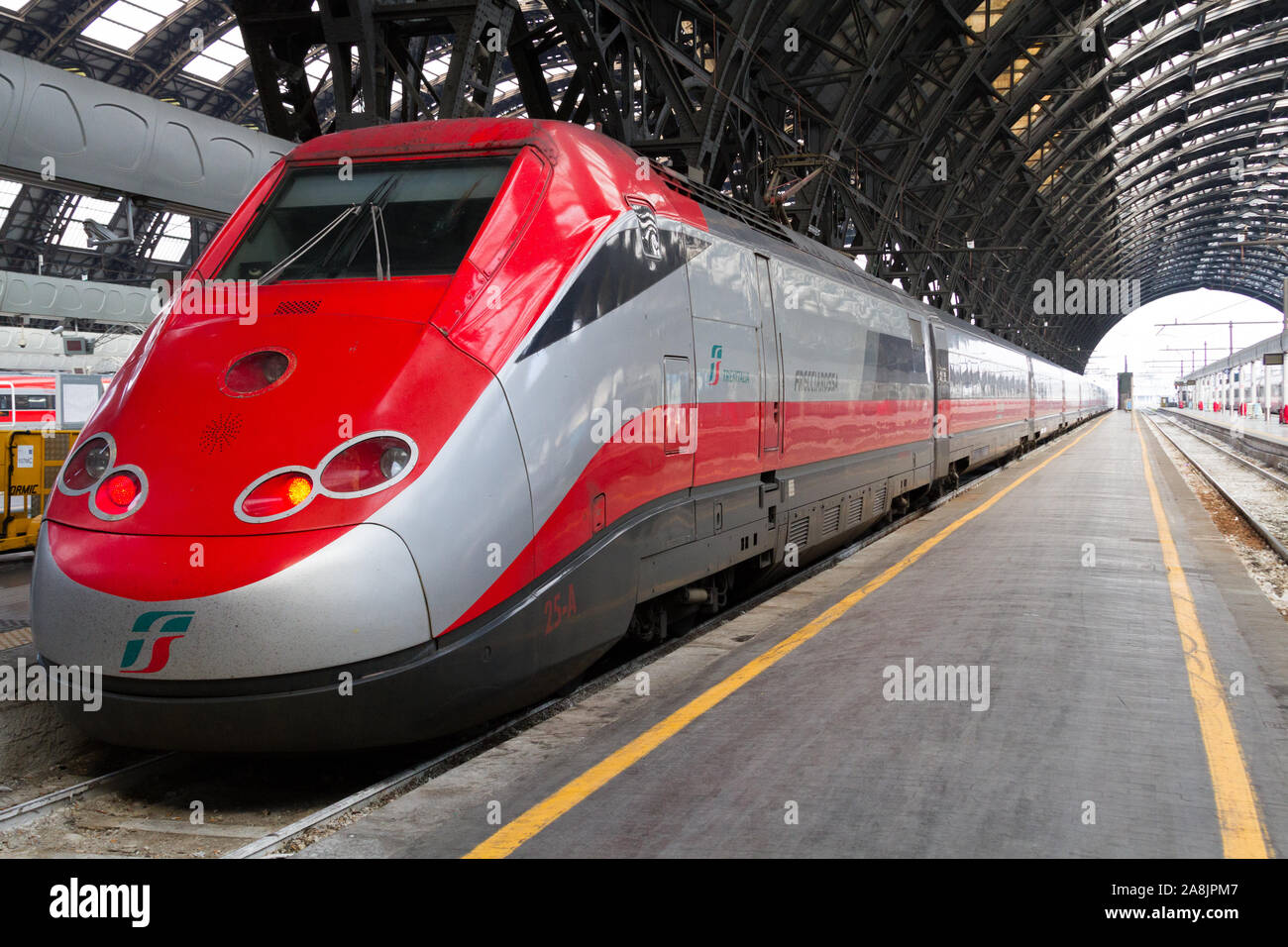 "Frecciarossa', una alta velocità ferroviaria italiana, in bilico presso la Stazione Centrale di Milano, un importante nodo ferroviario del Nord Italia. Foto Stock