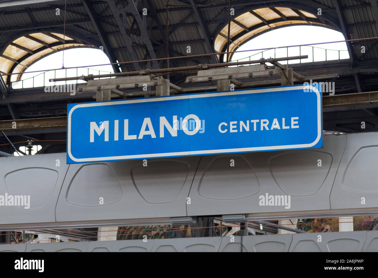 La Stazione Centrale di Milano, un importante nodo ferroviario del Nord Italia. Foto Stock