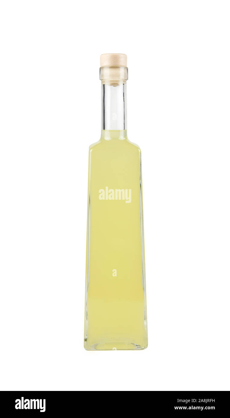 Il Limoncello o limoncino è un italiano di liquore di limone, giallo la bevanda alcolica in alti bottiglia di vetro isolato su bianco. Foto Stock