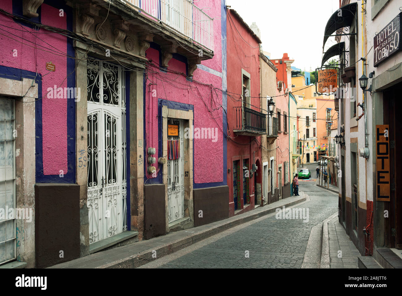 Strada stretta con i suoi edifici colorati su Positos Street, il centro città di Guanajuato, Messico Foto Stock