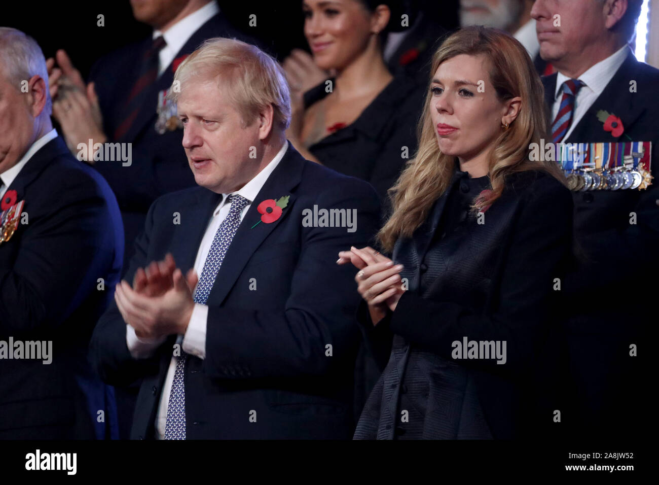 Il primo ministro Boris Johnson e Carrie Symonds frequentare l annuale Royal British Legion Festival del ricordo presso la Royal Albert Hall di Kensington, Londra. Foto Stock