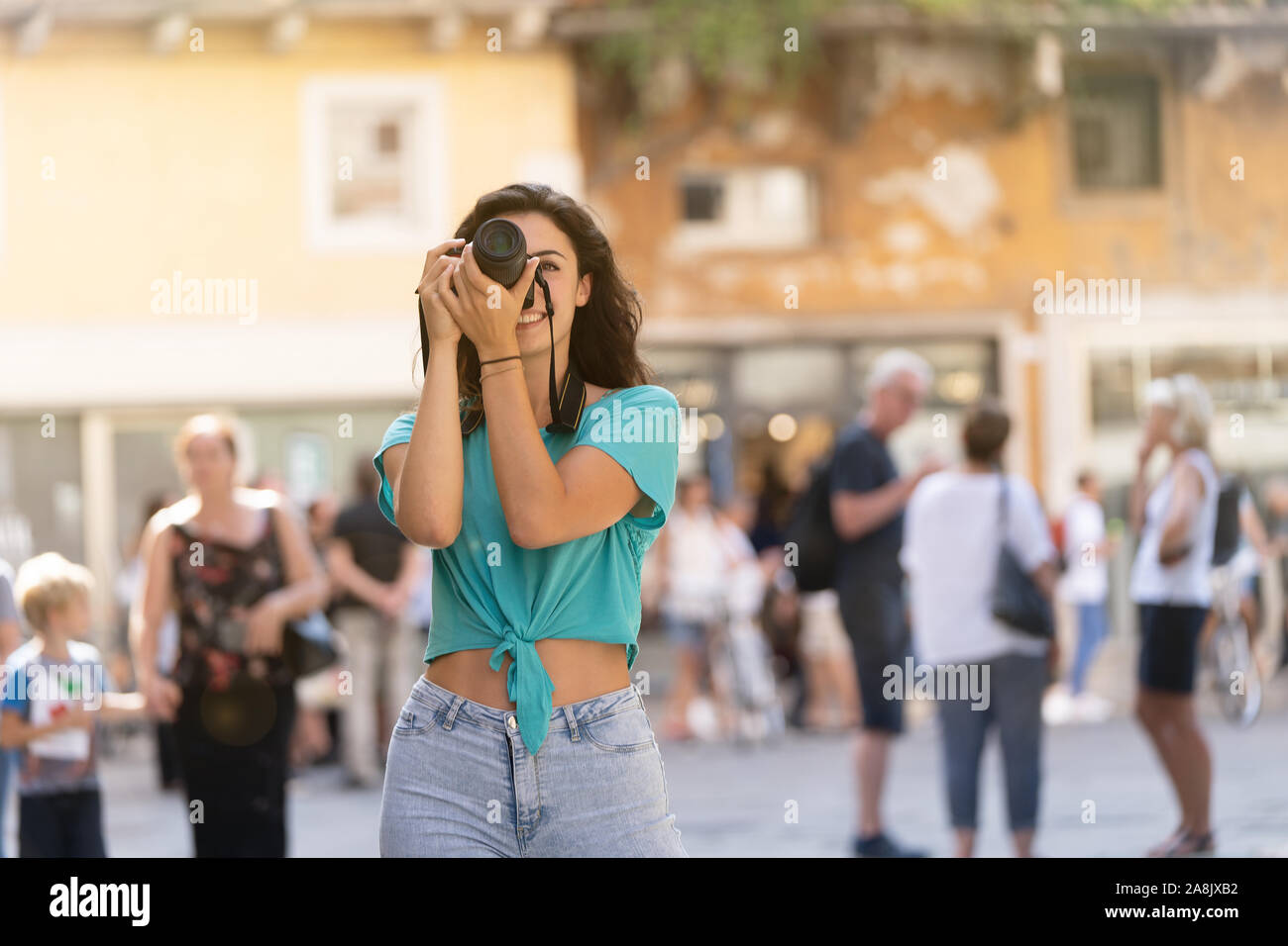 Ragazza turistico o di fotografo professionista che spara in una tipica città italiana. Foto Stock