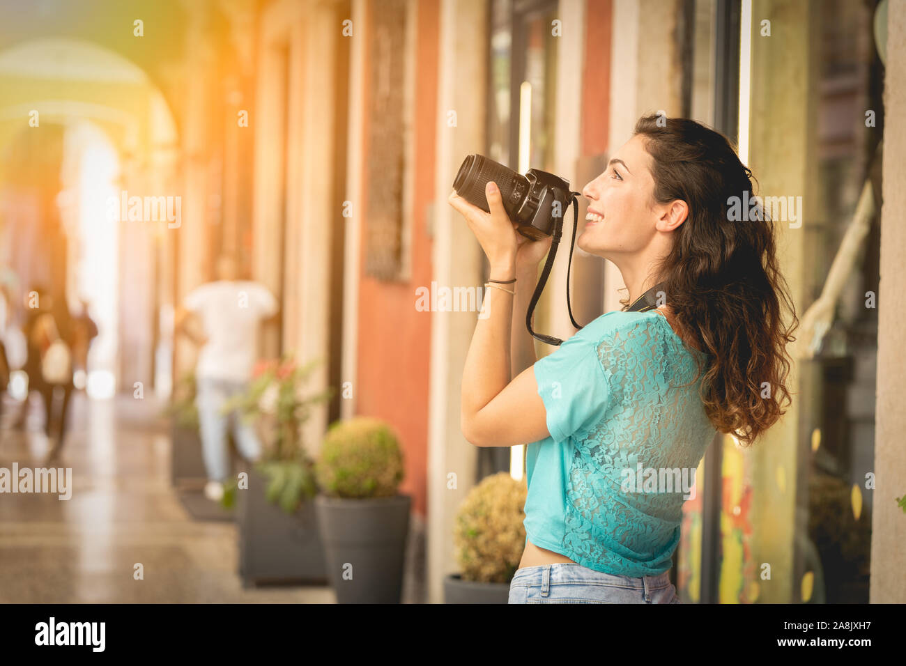 Ragazza turistico o di fotografo professionista che spara in una tipica città italiana Foto Stock