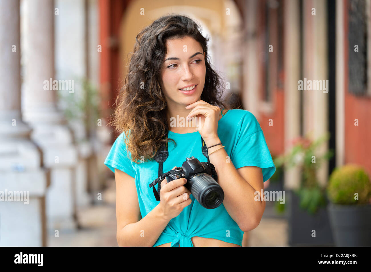 Ragazza turistico o di fotografo professionista che spara in una tipica città italiana Foto Stock