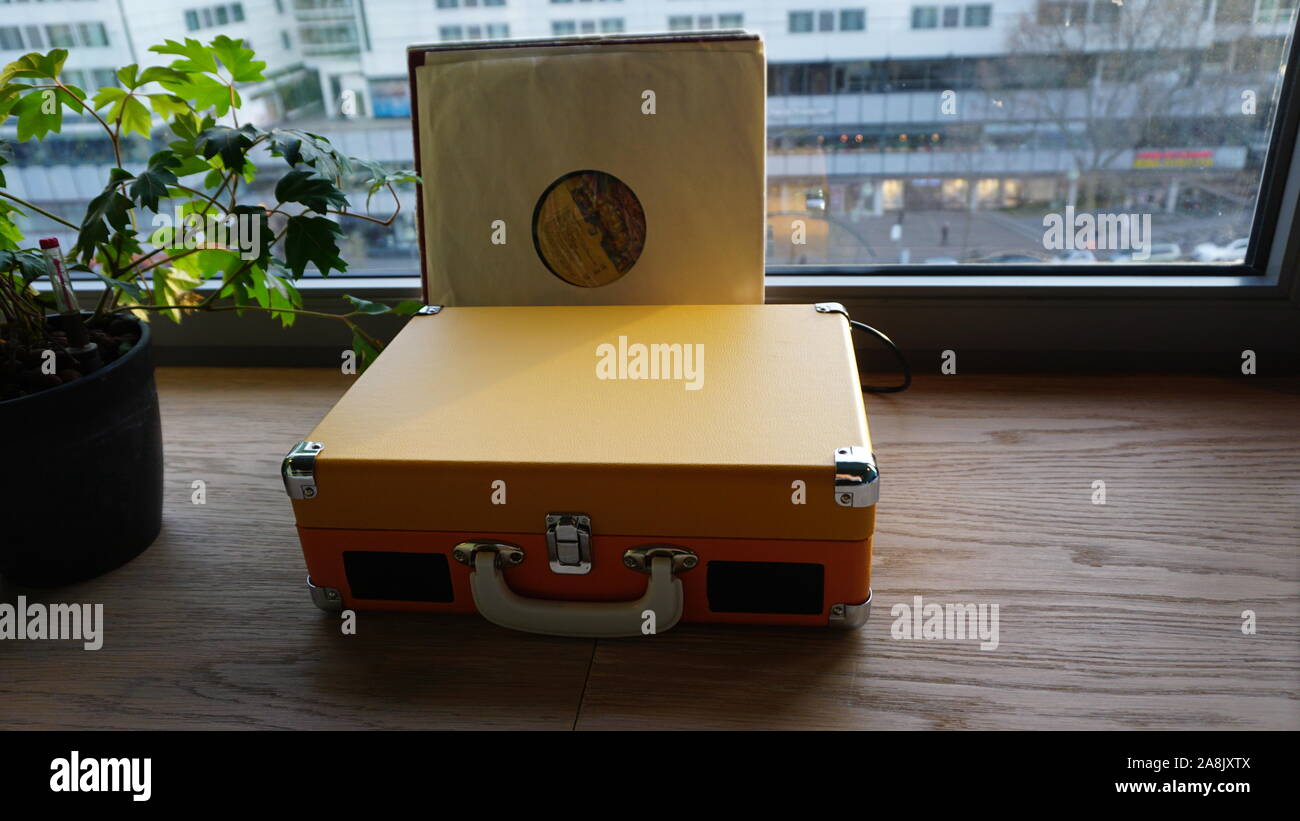 Valigia di colore giallo Foto Stock