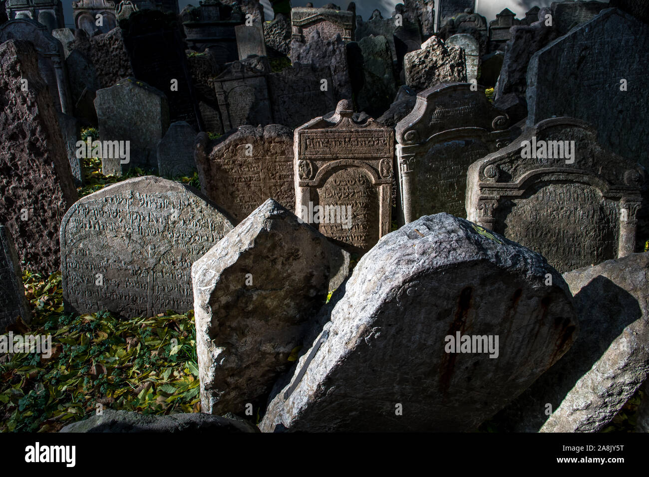 Vecchie lapidi spiovente sul cimitero ebraico di Praga nella Repubblica Ceca Foto Stock
